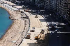 Pemandangan menunjukkan projek pelebaran jalan yang sedang dijalankan di kornis bandar Mediterranean Iskandariah, Mesir, pada 20 April 2025. 