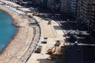 Pemandangan menunjukkan projek pelebaran jalan yang sedang dijalankan di kornis bandar Mediterranean Iskandariah, Mesir, pada 20 April 2025. 