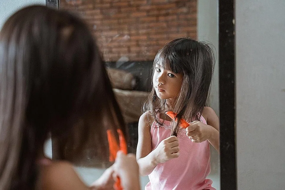 ELAK PUJI BERLEBIHAN: Walaupun boleh memuji penampilan anak-anak, apa yang perlu dielakkan adalah untuk membuat mereka mengaitkan harga diri terhadap ketrampilan fizikal sahaja. - Foto ISTOCKPHOTO