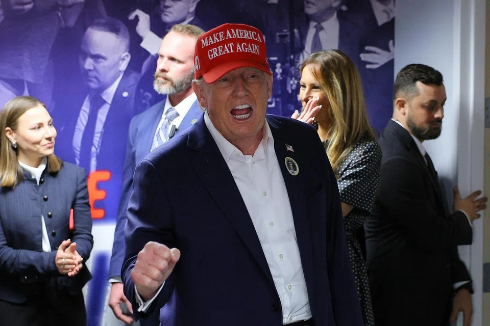 Calon Presiden Republikan dan bekas Presiden Amerika Syarikat, Encik Donald Trump, bersama bekas Wanita Pertama Amerika, Cik Melania Trump, melawat ibu pejabat kempennya untuk mengucapkan terima kasih kepada para pekerja kempen pada Hari Pilihan Raya di West Palm Beach, Florida, pada 5 November 2024.