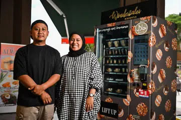 Wondertales Patisserie, Encik Hanif Sunarya, Cik Deana Amran