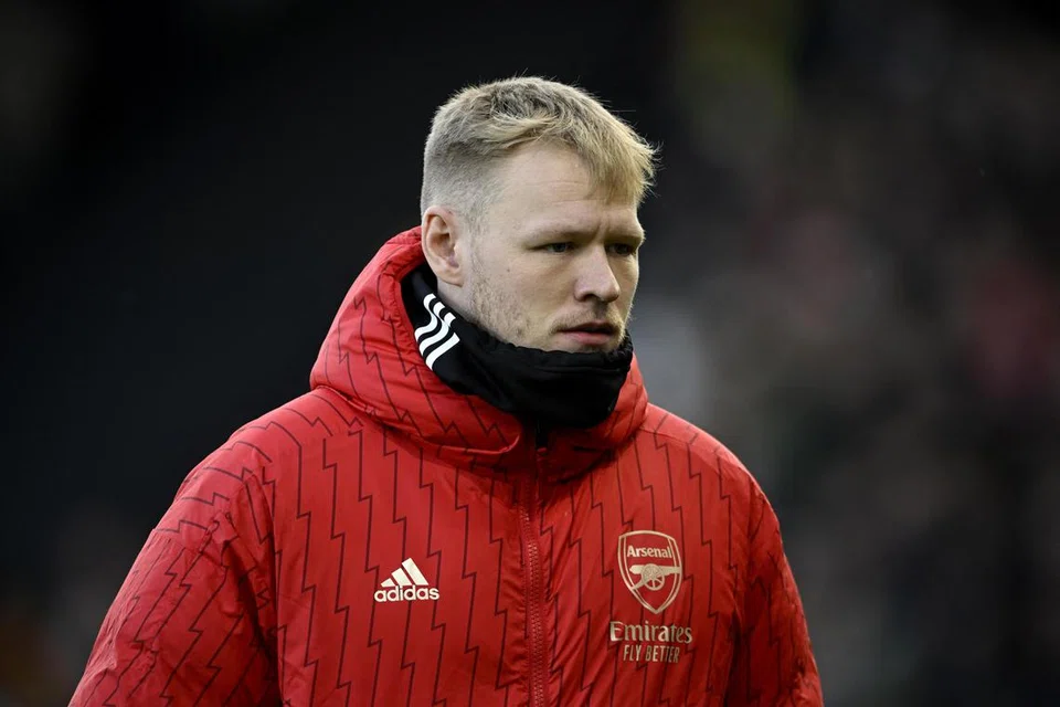 INGIN BERMAIN: Ramai berkata kedatangan David Raya akan menjejas prestasi penjaga gawang Arsenal, Aaron Ramsdale (dalam gambar). Ia terbukti benar dengan Ramsdale kini mencari kelab baru untuk bermain.