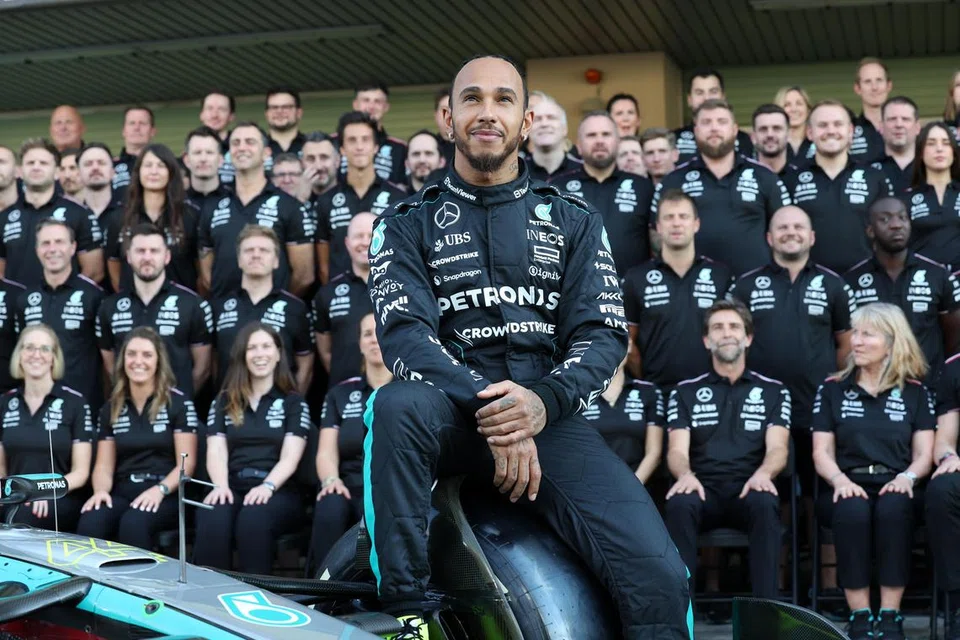 Lewis Hamilton dari Britain, bergambar bersama pasukan Marcedes menjelang Grand Prix Formula Satu Abu Dhabi pada 5 Disember. Hamilton akan berpindah ke Ferrari.