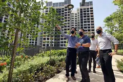 PANTAU PROJEK: Encik Desmond Lee (tengah) mendapat taklimat daripada kakitangan HDB berkaitan projek BTO Northshore Edge semasa lawatannya ke sana semalam. - Foto ZAOBAO