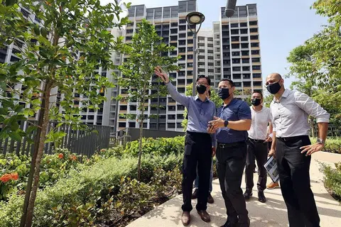 PANTAU PROJEK: Encik Desmond Lee (tengah) mendapat taklimat daripada kakitangan HDB berkaitan projek BTO Northshore Edge semasa lawatannya ke sana semalam. - Foto ZAOBAO