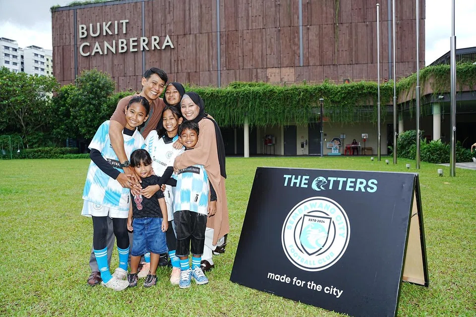 (Dari kiri) Encik Mohammad Nizar Mohammad Noor, Sakura Qaiyisya Mohd Nizar, Cik Shariffah Suhailah Syed Amir Hamzah, Safira Qailisya Mohammad Nizar, Safura Qairiya Mohammad Nizar, Muhammad Na’imullah Mohammad Nizar dan Safiya Qadriya Mohammad Nizar.