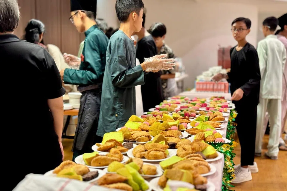 Tetamu berbilang bangsa berpeluang menjamu selera dengan makanan dan kudapan Melayu tradisional yang dihidangkan pada majlis iftar.