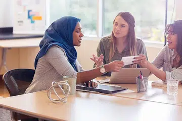 HURAIAN PEMBELIAN NILAI TINGGI: Warga wajar memahami huraian yang ditawarkan untuk memudahkan pembelian barangan harga tinggi tanpa melibatkan kaedah faedah. - Foto ISTOCKPHOTO