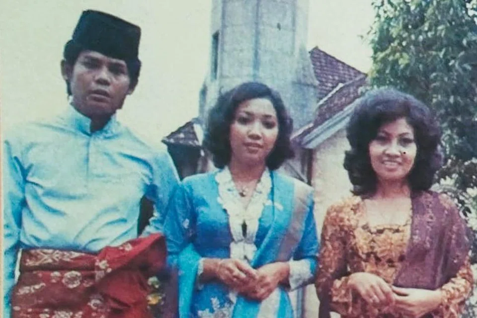 Penyanyi lagu Raya malar segar dari kiri Allahyarham A. Ramlie, Maria Bachok dan Sanisah Huri. 