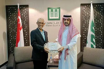 TANDA SIMBOLIK: Encik Masagos di upacara tahunan pengagihan kurma daripada Duta Besar Arab Saudi ke Singapura, Encik Abdullah Mohammed AlMadhi semalam. - Foto FACEBOOK MASAGOS ZULKIFLI