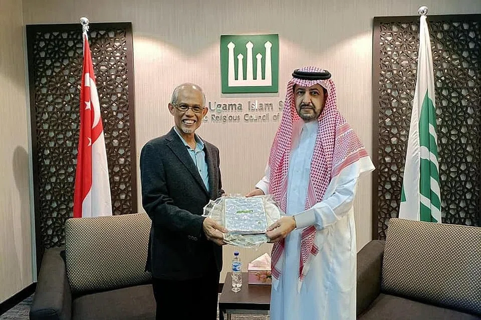 TANDA SIMBOLIK: Encik Masagos di upacara tahunan pengagihan kurma daripada Duta Besar Arab Saudi ke Singapura, Encik Abdullah Mohammed AlMadhi semalam. - Foto FACEBOOK MASAGOS ZULKIFLI