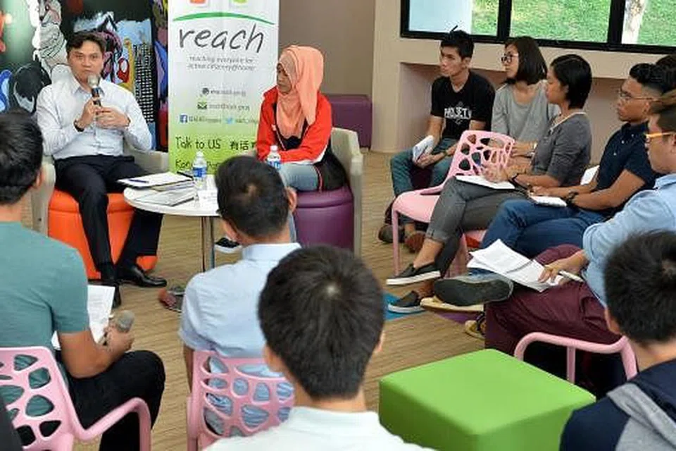 PELAJAR PRIHATIN: Antara keprihatinan yang diluahkan pelajar SIT dalam satu dialog bersama Encik Saktiandi (kiri) di kampus SIT di Dover Drive semalam ialah landskap pekerjaan masa depan dan kemahiran yang diperlukan untuk berjaya dalam sekitaran berdaya saing. - Foto M.O. SALLEH