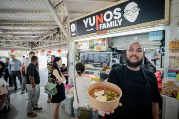 Pemilik gerai, Yunos N Family, Encik Afiq Rezza Norrezat, 34 tahun, meluahkan rasa syukur selepas beliau dan gerainya disebut dalam satu hantaran di Facebook Encik Lee pada 2017 mengenai acara ‘Garden Party’ sempena Tahun Baru Cina.
