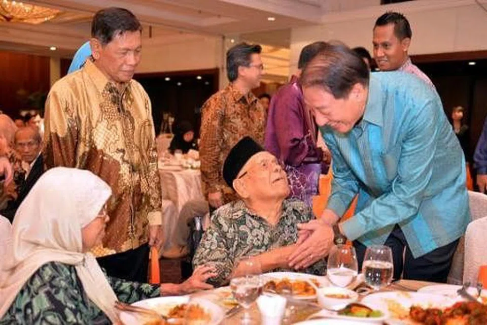 SUMBANGAN DIHARGAI: Timbalan Perdana Menteri, Encik Teo Chee Hean, bersalam dengan Dr Haji Muhammmad Arif Ahmad sebagai menghargai sumbangan guru perintis. - Foto-foto M.O. SALLEH dan FAKHRURADZI ISMAIL