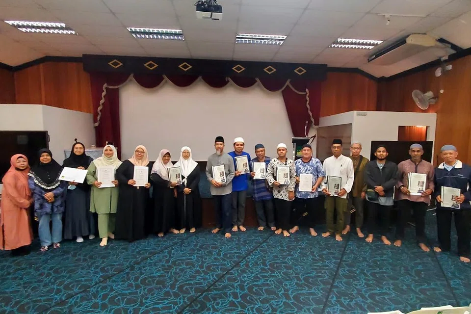 PENINGKATAN KEMAHIRAN: Peserta mendapat sijil setelah menjalani kursus pengurusan jenazah pada November 2022 lalu di Masjid Ar-Raudhah. 