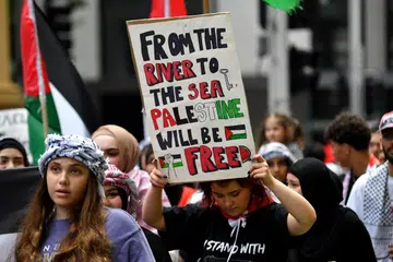 HENTIKAN PERANG: Penunjuk perasaan memegang sepanduk semasa demonstrasi pro-Palestin di Sydney, Australia, pada 7 Disember sedang ribuan rakyat Israel dan Palestin telah terkorban sejak kumpulan militan Hamas melancarkan serangan yang  ke atas Israel, diikuti serangan Israel ke atas Gaza.