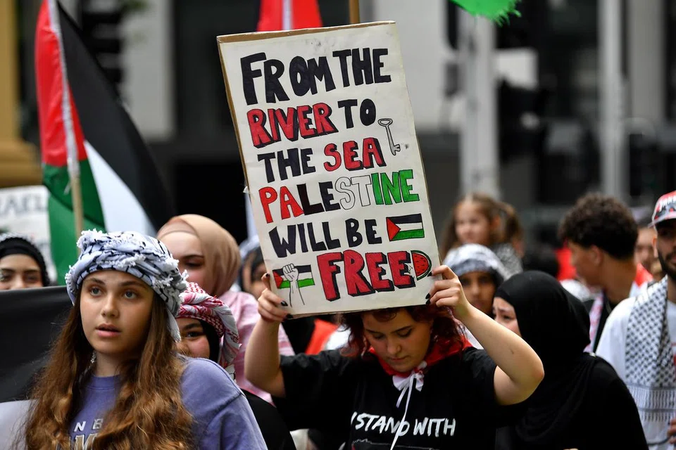 HENTIKAN PERANG: Penunjuk perasaan memegang sepanduk semasa demonstrasi pro-Palestin di Sydney, Australia, pada 7 Disember sedang ribuan rakyat Israel dan Palestin telah terkorban sejak kumpulan militan Hamas melancarkan serangan yang  ke atas Israel, diikuti serangan Israel ke atas Gaza.