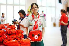 BELAJAR KEMAHIRAN ASAS: Pelajar Sekolah Menengah Unity berusia 14 tahun, Haiqa Alia Rifqi, antara 200 anggota pengakap dan pandu puteri yang menyertai Pasukan Respons Kecemasan Masyarakat (Cert) Belia Persatuan Rakyat (PA), untuk mempelajari kemahiran asas kesiapsiagaan kecemasan dan menyelamat nyawa, demi memperkukuhkan daya ketahanan masyarakat sambil menangani krisis.