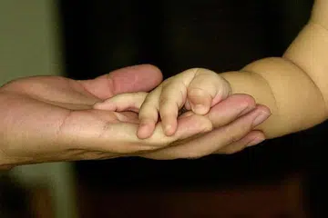 Mahkamah Tinggi benar bapa homoseksual warga Singapura ambil anak angkat yang dilahir ibu tumpang