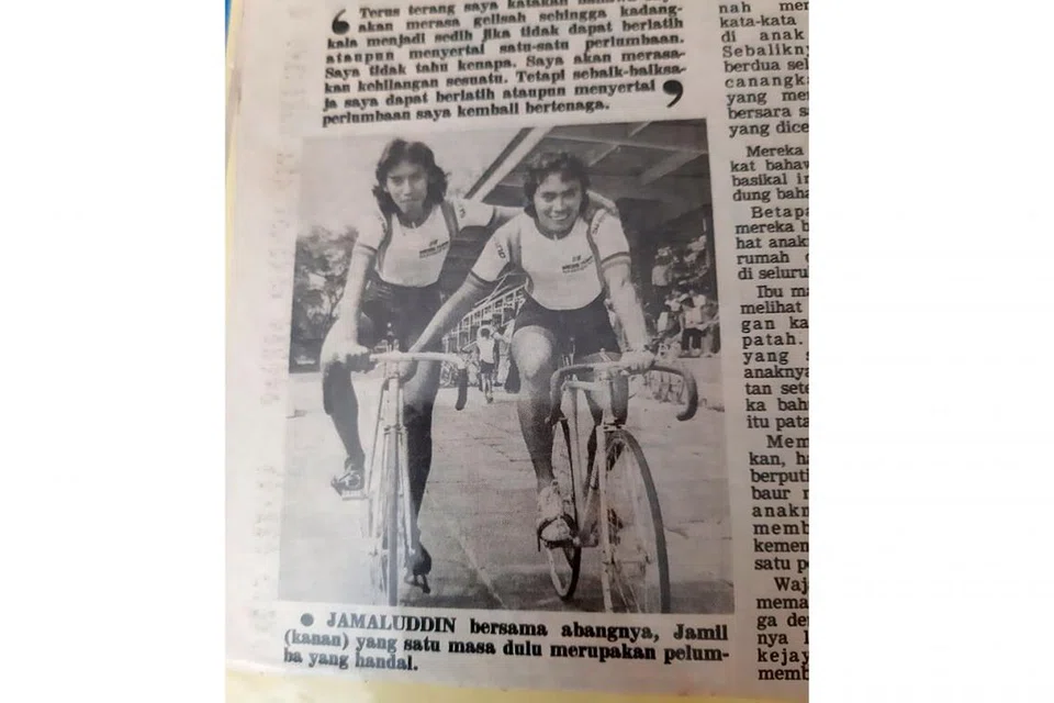 KENANGAN BERSAMA: Jamaluddin (kiri) bergambar dengan arwah abangnya, Jamil, semasa bersama-sama wakili negara.