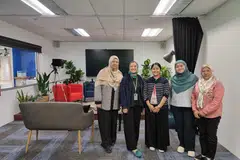 KUNJUNGAN KE BH: (Dari kiri) Kakitangan BH Cik Nur Adilah Mahbob, Cik Natasha Mustafa, Cik Ervina Mohd Jamil, bersama kakitangan akhbar Pelita Brunei, Cik Nur Amalia Alisha Daud dan Hajah Apsah Haji Sahdan pada 7 November lalu.
