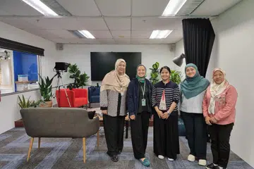KUNJUNGAN KE BH: (Dari kiri) Kakitangan BH Cik Nur Adilah Mahbob, Cik Natasha Mustafa, Cik Ervina Mohd Jamil, bersama kakitangan akhbar Pelita Brunei, Cik Nur Amalia Alisha Daud dan Hajah Apsah Haji Sahdan pada 7 November lalu.