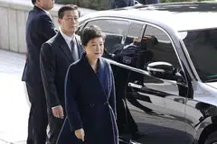 DISOAL SIASAT: Cik Park Geun-hye tiba di pejabat pendakwa raya di Seoul semalam bagi disoal siasat. - Foto AFP