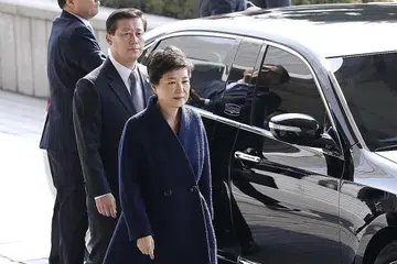 DISOAL SIASAT: Cik Park Geun-hye tiba di pejabat pendakwa raya di Seoul semalam bagi disoal siasat. - Foto AFP