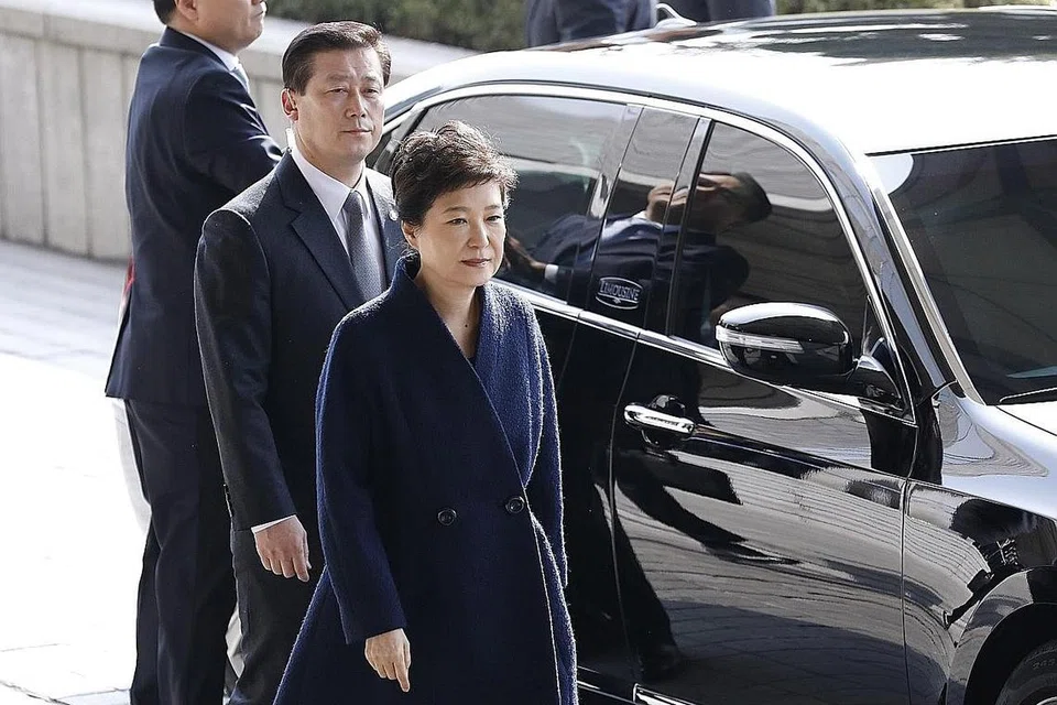 DISOAL SIASAT: Cik Park Geun-hye tiba di pejabat pendakwa raya di Seoul semalam bagi disoal siasat. - Foto AFP