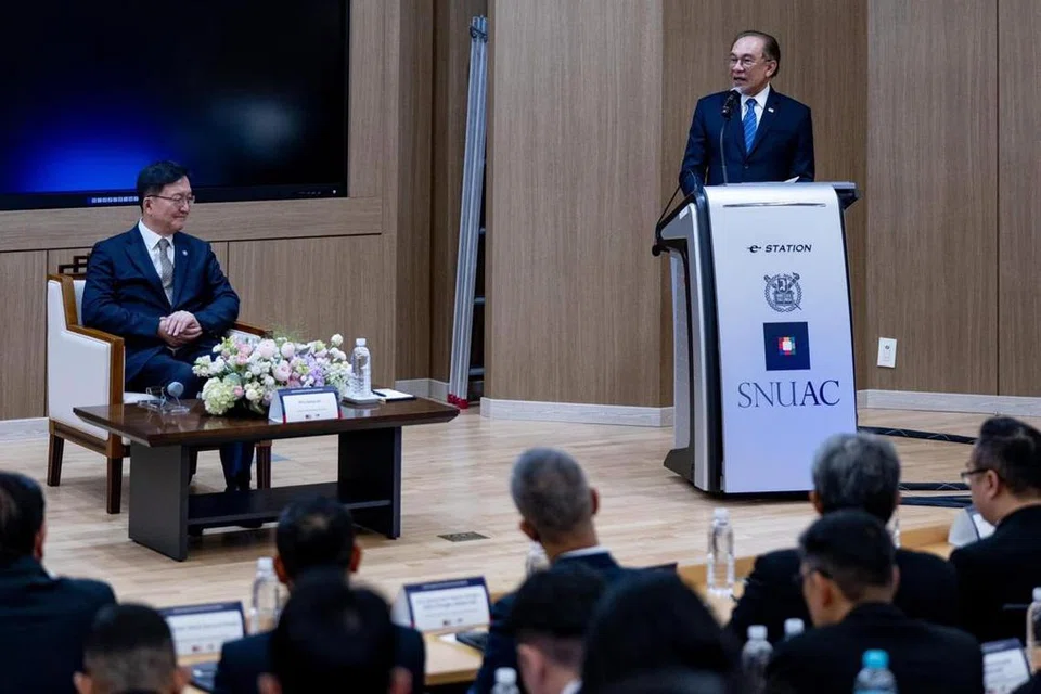 Perdana Menteri Malaysia, Datuk Seri Anwar Ibrahim (kanan), ketika menyampaikan ceramah bertajuk, ‘Strategic Partners in Complex World: Malaysia, Korea and The Future of Asia’, di Universiti Kebangsaan Seoul sempena lawatan rasminya ke Korea Selatan. 