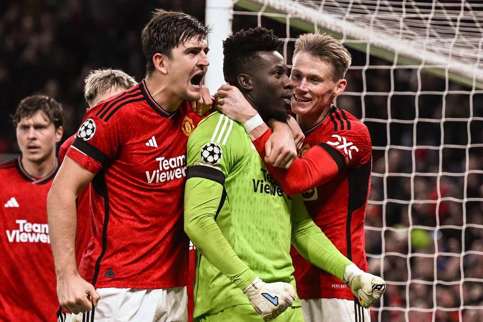 MAIN CEMERLANG: Andre Onana (dua dari kiri) menyambut kejayaannya menyelamatkan penalti pihak lawan bersama penjaring pasukan United, Harry Maguire (tiga dari kiri) serta rakan-rakan sepasukannya yang lain. 