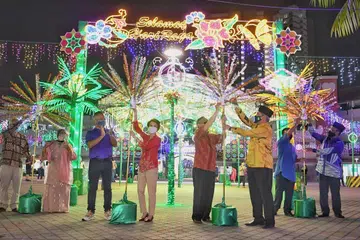 SINAR DI BARAT:  Inisiatif penyalaan lampu di Bukit Batok West Avenue 5 pada 11 April 2021 dihadiri (dari kiri) Encik Goh Thiam Chwee, Cik Low Yen Ling, Encik Gan Kim Yong dan Ustaz Mohamed Ali. 
