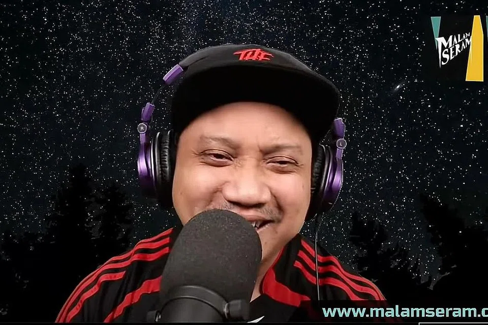 KONGSI PENGALAMAN: Suzairhe Sumari menjemput pengarah dan penulis Mahfuz Mazlan dalam episod terbaru 'Puaka', sementara daripada radio KC (atas) sekarang mengendalikan 'Malam Seram' setiap malam dari Isnin hingga Jumaat. - Foto MALAM SERAM