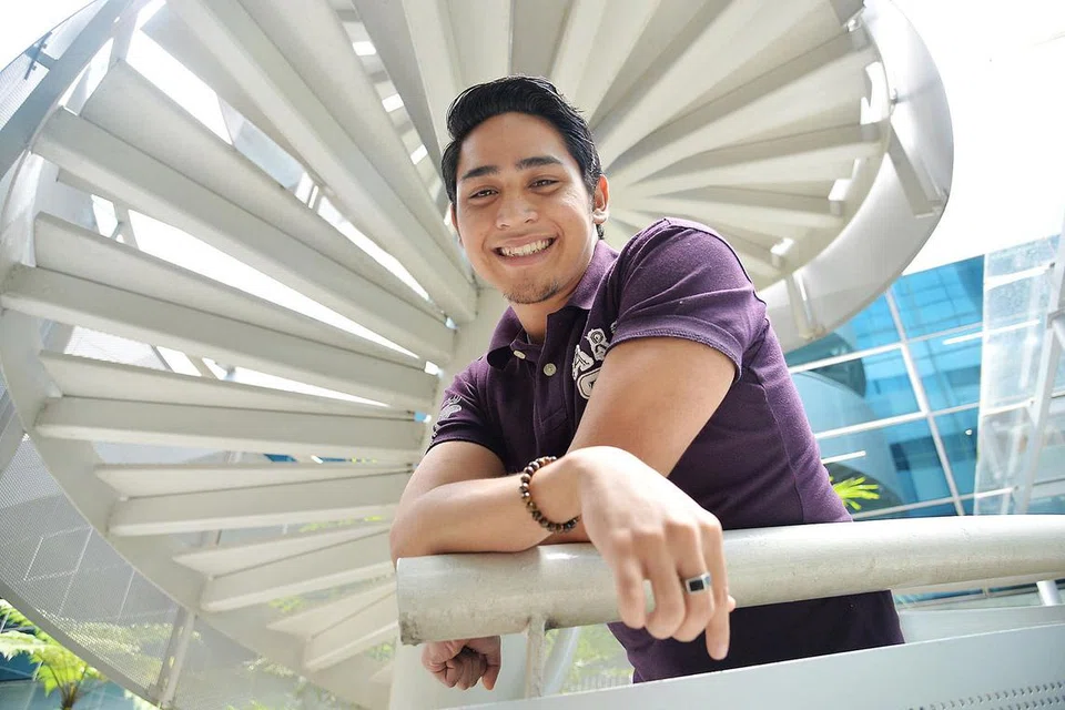 PERLU PROFESIONAL: Adli Ihsan Eddynor memikul tanggungjawab berat menjaga nama baik keluarganya yang antara lain terdiri daripada bapanya, penyanyi Eddynor Ali, dan neneknya, bekas penari dan pelakon filem studio Cathay Keris, Allahyarhamha Norsiah Yem. - Foto IMAN ALIF