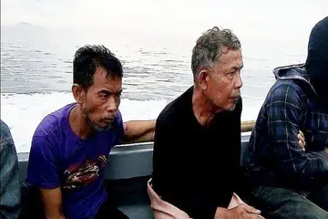 BERJAYA DISELAMATKAN: Gambar yang dikeluarkan tentera Filipina menunjukkan dua warga Malaysia yang diculik Abu Sayyaf sebelum ini, menaiki bot selepas berjaya diselamatkan dari pulau Sulu. - Foto AFP