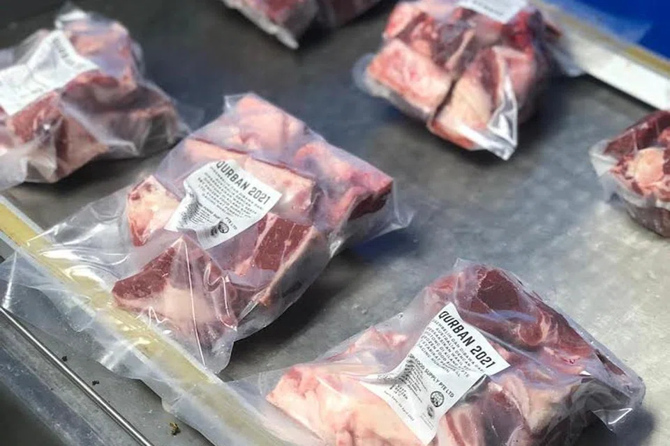 BUNGKUS RAPI: Agihan bagi daging korban kendalian Perdaus ini dibekalkan dengan bungkusan yang teratur dan mudah alih.