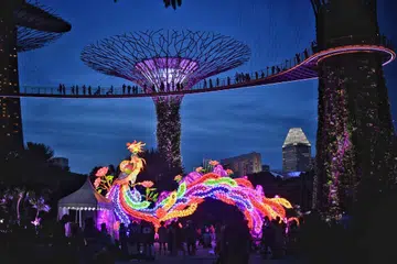 ANTARA TARIKAN UTAMA: Pameran Phoenix dan Peony yang terletak di kawasan Supertree Grove itu merupakan simbol tradisional Cina yang melambangkan kemuliaan, keharmoniaan, dan kemewahan. - Foto BH oleh ARIFFIN JAMAR
