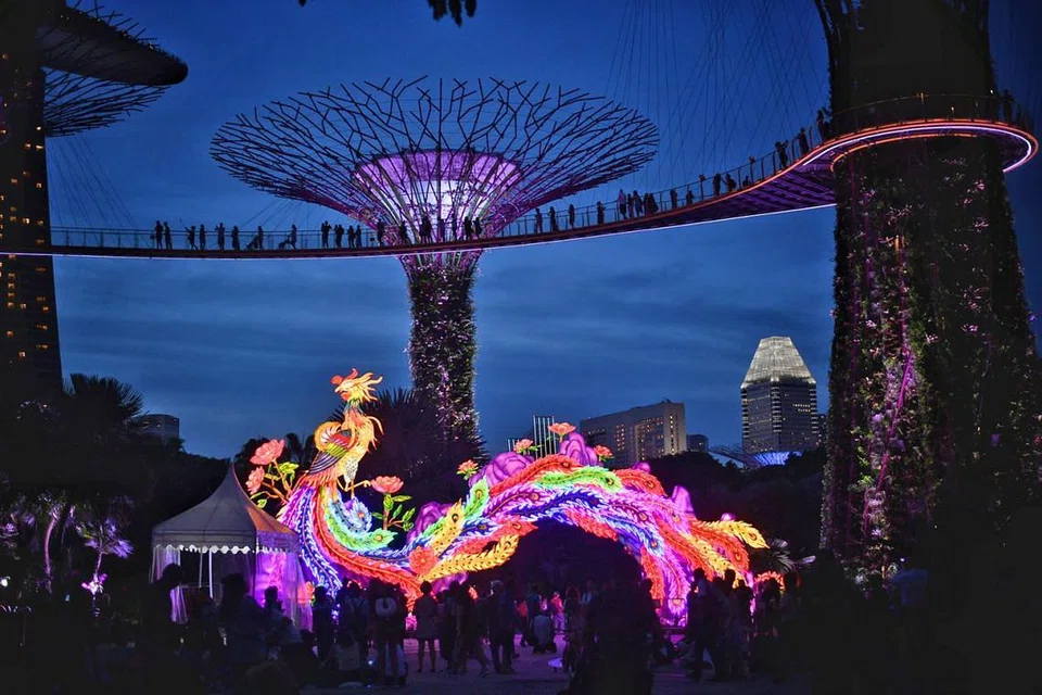 ANTARA TARIKAN UTAMA: Pameran Phoenix dan Peony yang terletak di kawasan Supertree Grove itu merupakan simbol tradisional Cina yang melambangkan kemuliaan, keharmoniaan, dan kemewahan. - Foto BH oleh ARIFFIN JAMAR