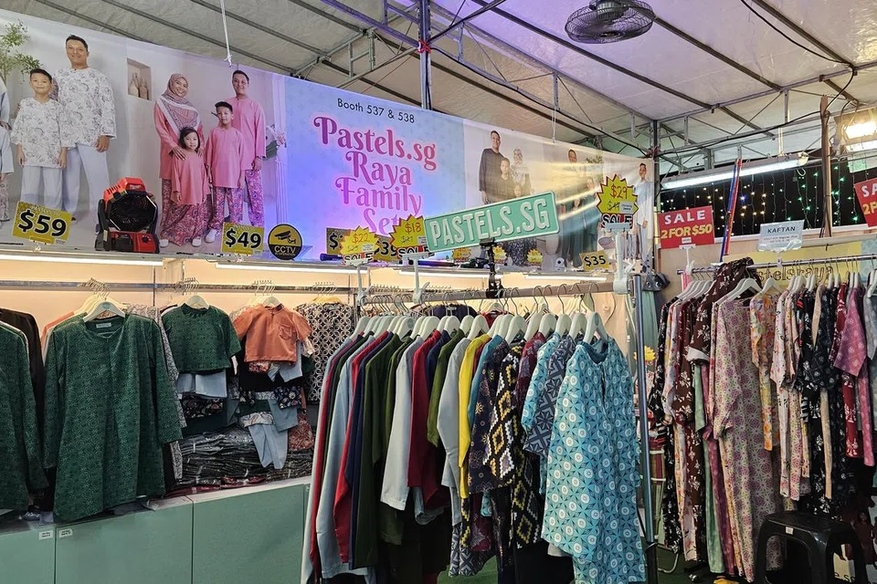 Pemilik gerai baju kurung, Pastels.sg, Cik Nurul Hazirah Salleh, berkata 2024 merupakan tahun yang baik disebabkan sokongan pelanggan setia dan pelanggan baru bagi gerainya di bazar Geylang Serai.