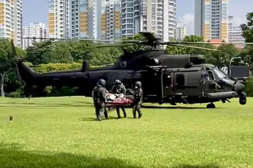 Seorang anak kapal yang cedera dikejarkan ke Hospital Besar Singapura dengan helikopter Angkatan Udara Republik Singapura (RSAF) selepas diselamatkan dalam kebakaran melibatkan dua buah kapal di perairan dekat Pedra Branca pada pagi 19 Julai.