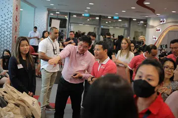 Encik Desmond Lee (tengah) mengumumkan Skim Flat Sewa ComLink baru itu dalam satu sesi rangkaian SG Cares Community pada Jumaat. 