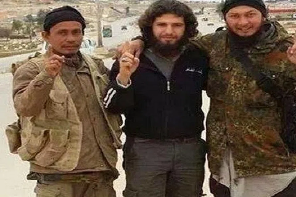 KENANGAN ABADI: Lofti Ariffin (kiri) bersama dengan Ali Ukays (kanan) di Syria. - Foto