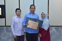 RAI ANUGERAH BERSAMA IBU BAPA: Encik Abdul Mateen Abdul Malik (tengah) meraikan anugerah yang dimenanginya bersama ayahnya, Encik Abdul Malik Hassan Maricar, dan ibunya, Cik Zulaiha Mohamad Nor.