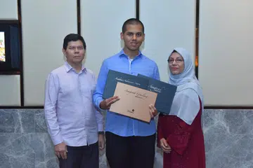 RAI ANUGERAH BERSAMA IBU BAPA: Encik Abdul Mateen Abdul Malik (tengah) meraikan anugerah yang dimenanginya bersama ayahnya, Encik Abdul Malik Hassan Maricar, dan ibunya, Cik Zulaiha Mohamad Nor.