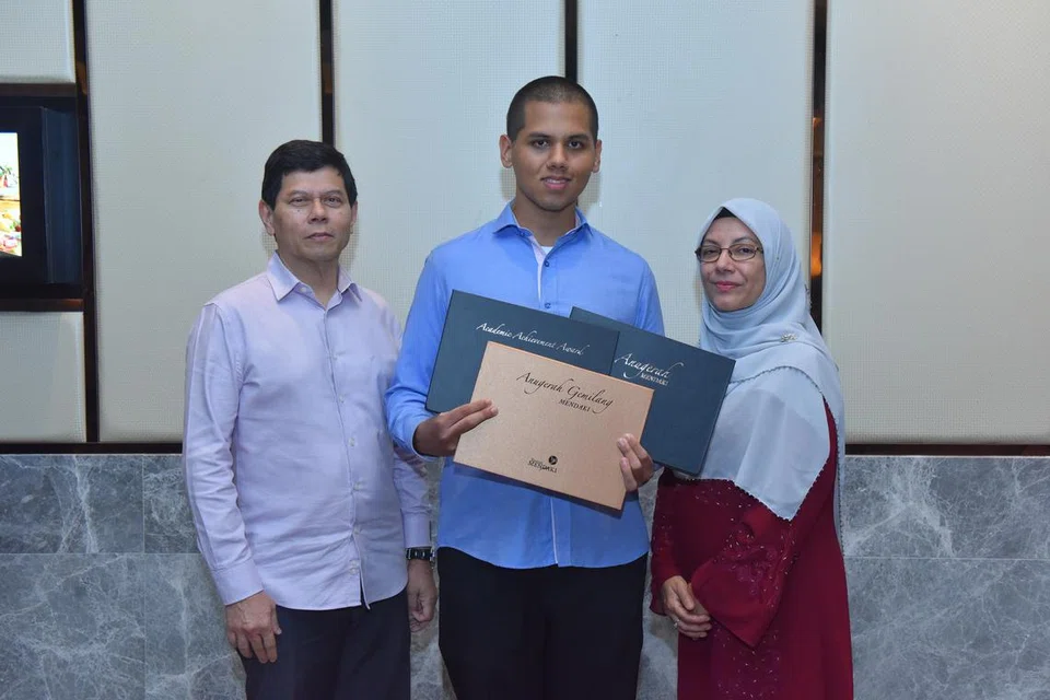 RAI ANUGERAH BERSAMA IBU BAPA: Encik Abdul Mateen Abdul Malik (tengah) meraikan anugerah yang dimenanginya bersama ayahnya, Encik Abdul Malik Hassan Maricar, dan ibunya, Cik Zulaiha Mohamad Nor.