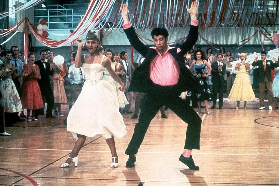 PENCORAK BUDAYA POP: Filem Grease yang dijayakan Olivia Newton-John bersama John Travolta menaikkan namanya dan disifatkan sebagai pencetus inspirasi buat ramai anak muda menceburi bidang seni atau meminati dunia hiburan. - Foto INTERNET