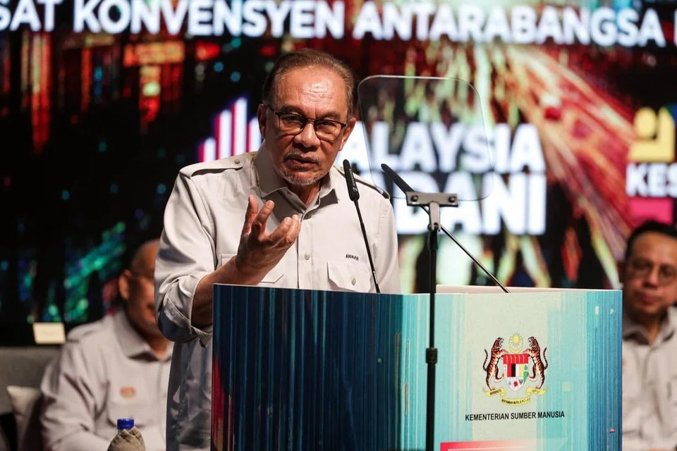 Perdana Menteri Malaysia, Datuk Seri Anwar Ibrahim, menyampaikan berita gembira kenaikan gaji penjawat awam ketika sambutan Hari Pekerja di Putrajaya pada 1 Mei.