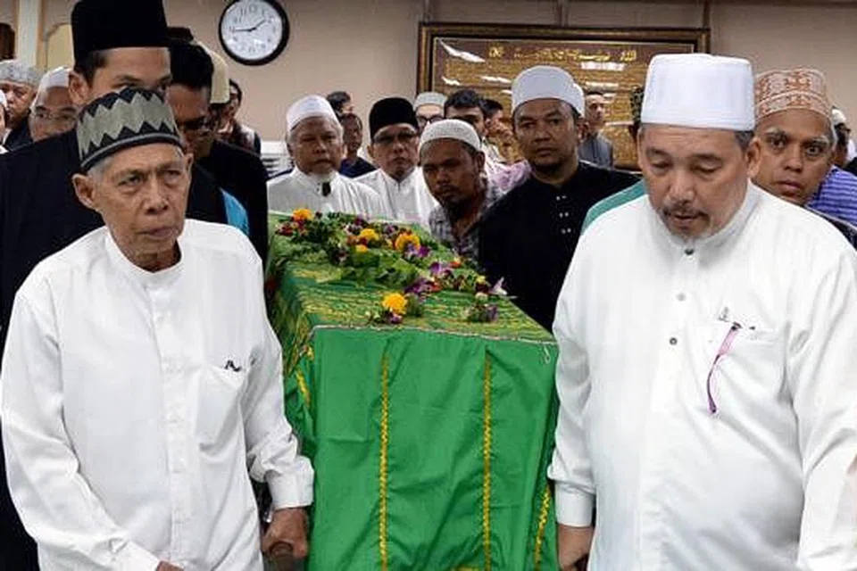 KEHILANGAN BESAR: Allahyarhamha Momo Latiff selamat dikebumikan semalam selepas jenazahnya disolatkan di Masjid Ahmad Ibrahim.. - Foto ZAINAL YAHYA