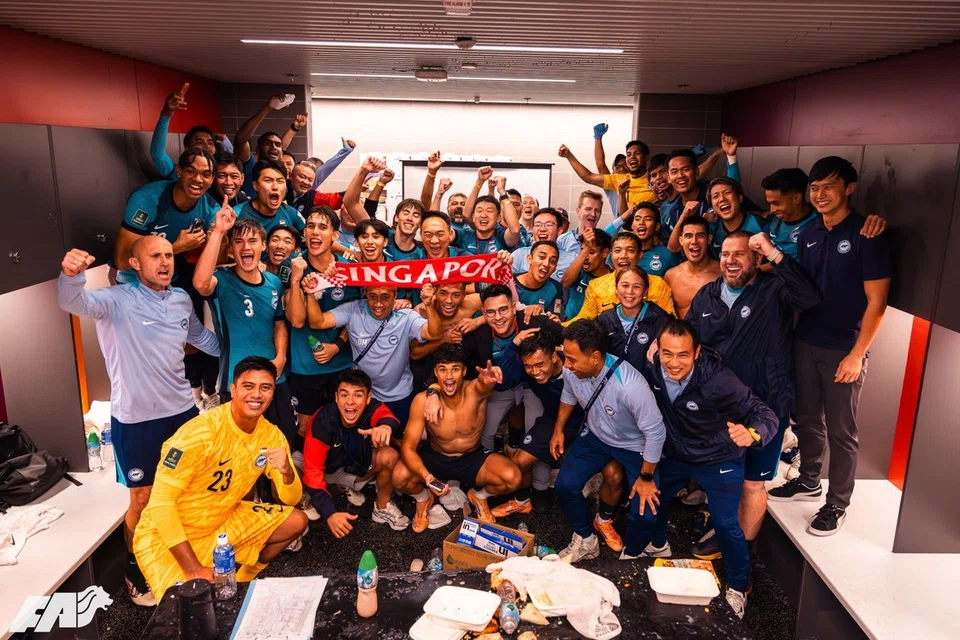 Pasukan bola sepak lelaki nasional bergambar semasa meraikan kemenangan 2-1 ke atas Hong Kong. 