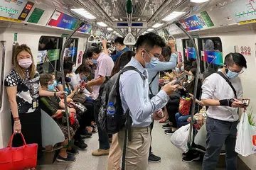 WAKTU SIBUK: Penumpang dalam MRT. - Foto BH oleh CHONG JUN LIANG